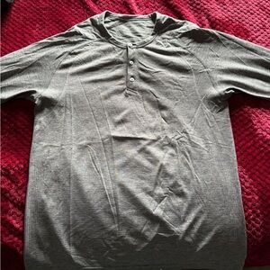Men’s Lululemon Grey Medium Henley Metal Vent Long Sleeve Smoke free home. MINT
